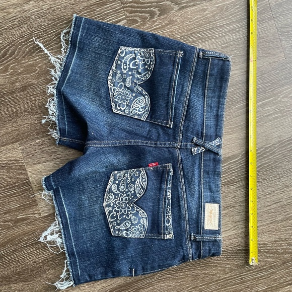 Levi’s Jean shorts - Picture 2 of 3